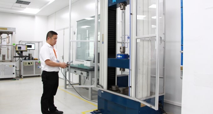 Quality engineer verifies capabilities in the mechanical reliability laboratory